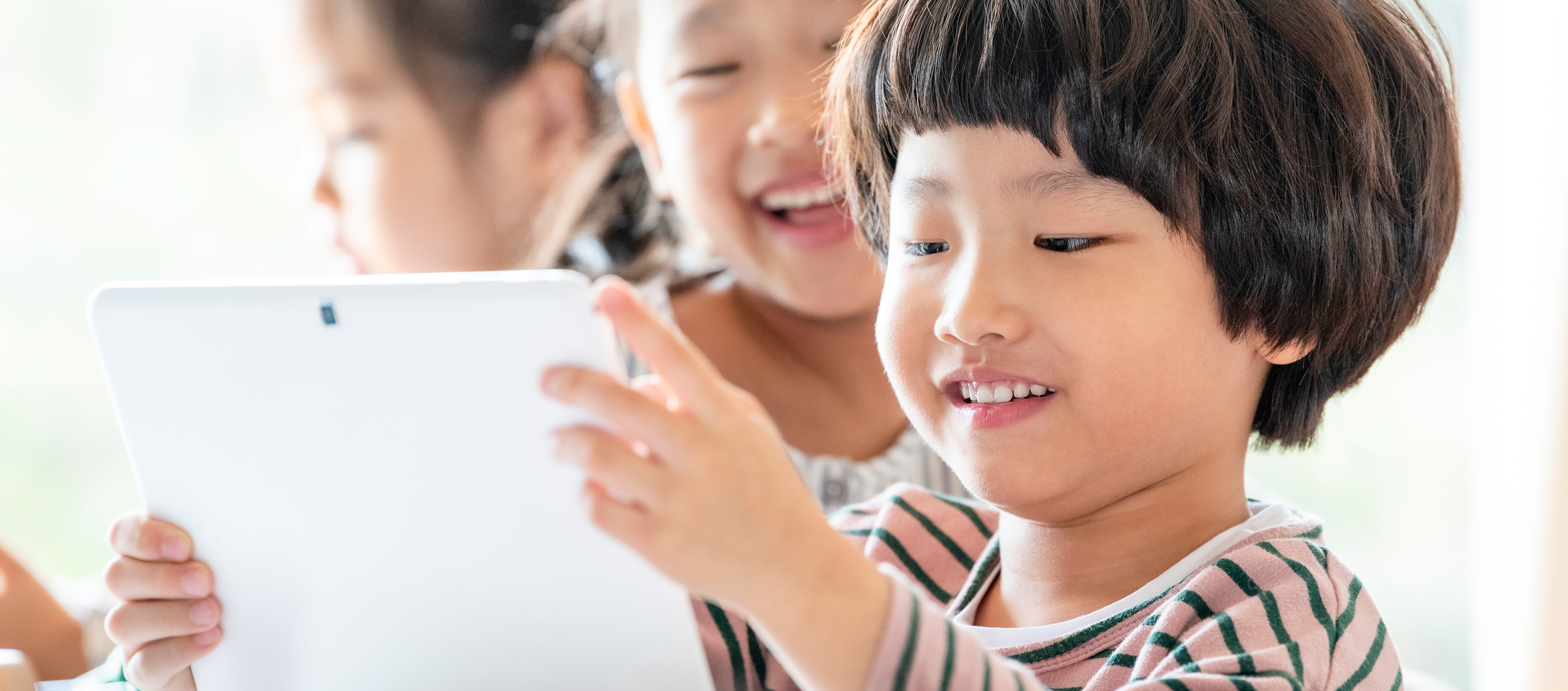 子どもがタブレットを触る様子